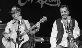 Irmãos Ralf e Chrystian se apresentando juntos