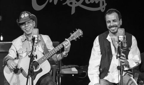Irmãos Ralf e Chrystian se apresentando juntos