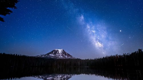 Chuva de meteoros Delta Aquáridas no Lago Takhlakh, no estado norte-americano de Washington