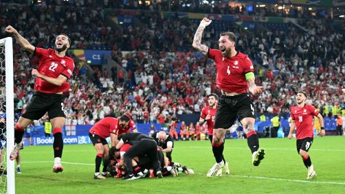 Jogadores da Geórgia comemoram a classificação histórica após vencer Portugal