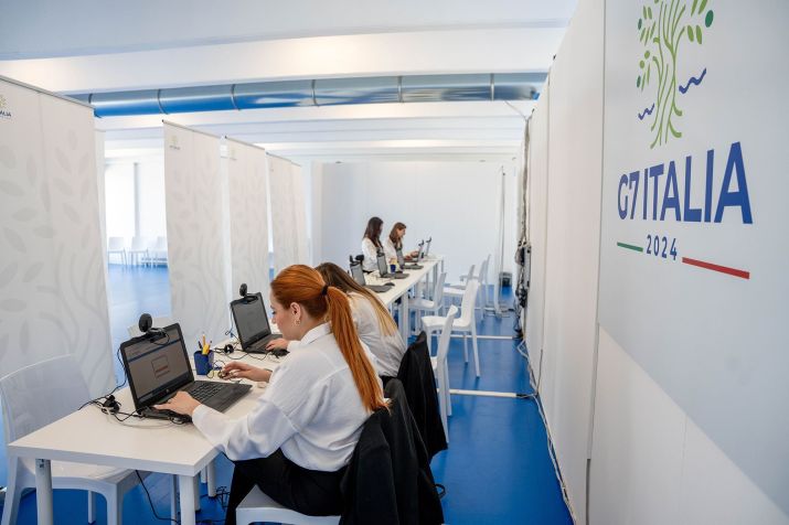 Atendentes fazem credenciamento de participantes do G7 / Francesca Volpi/Bloomberg/Getty Images via CNN Newsource