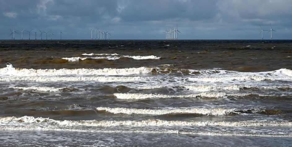 Turbinas eólicas na costa do Reino Unido / Paul Ellis/AFP/Getty Images via CNN Newsource