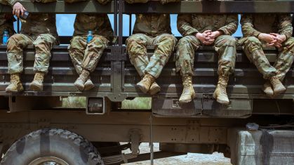 Soldados dos Estados Unidos fazem uma pausa enquanto se preparam para um exercício de tiro em abril de 2023 em San Antonio, Zambales, Filipinas.
