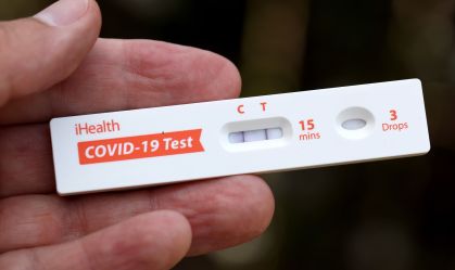 Covid-19 aumenta risco de infarto e AVC por até 3 anos após infecção, diz estudo