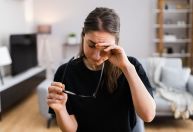 Coçar os olhos prejudica a visão? Entenda os riscos do hábito
