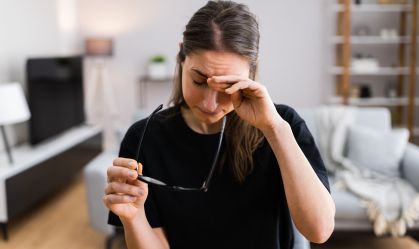Síndrome do olho seco afeta jovens e é ligada ao uso excessivo de telas