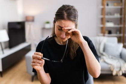 Entenda relação entre ardor ocular e o tempo em frente às telas