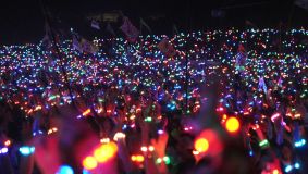 Público usa pulseiras de LED no show do Coldplay no Glastonbury