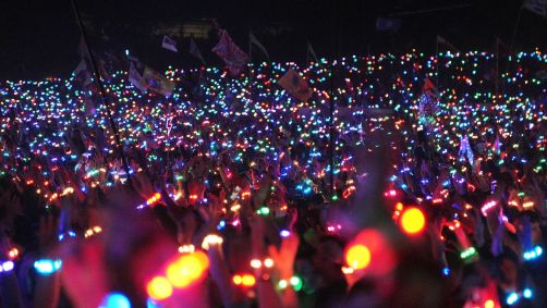Público usa pulseiras de LED no show do Coldplay no Glastonbury