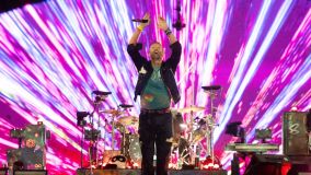 Coldplay foi o headliner do Pyramid Stage, do Glastonbury, no sábado (29)