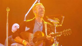 Coldplay foi o headliner do Pyramid Stage, do Glastonbury, no sábado (29)