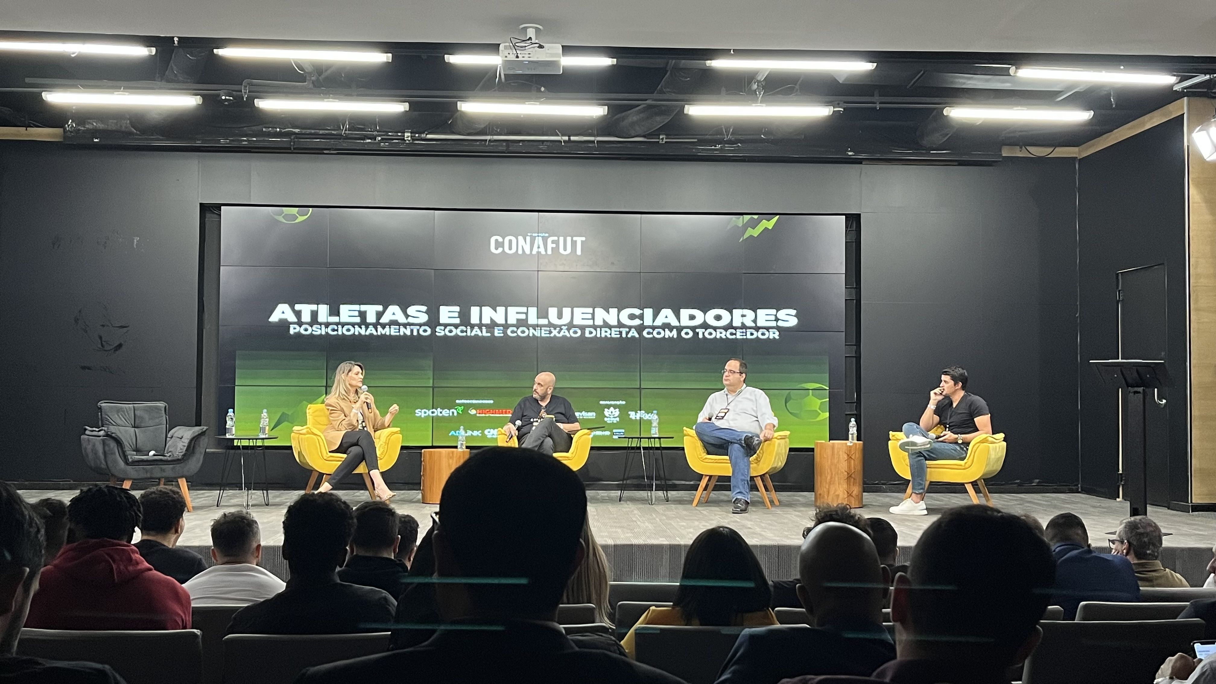 Painel sobre atletas influenciadores na Conafut 2024. Da esq. para a direita: Jacqueline Meirelles, Fernando Fleury (moderador), Diogo Kotscho e Rafael Capelli