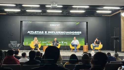 Painel sobre atletas influenciadores na Conafut 2024. Da esq. para a direita: Jacqueline Meirelles, Fernando Fleury (moderador), Diogo Kotscho e Rafael Capelli