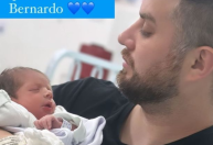 Após morte do filho, Conrado apresenta gêmeo do recém-nascido: 