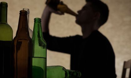 Beber muito álcool causa arritmia mesmo horas após consumo, diz estudo