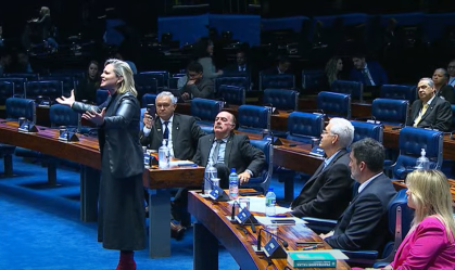 Girão leva contadora de histórias para fazer performance contra procedimento de aborto no Senado
