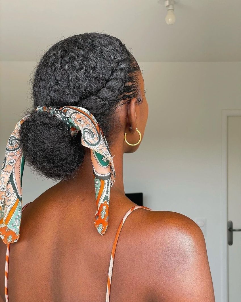Lenço preso ao coque • Reprodução/Natural Hair Hope/Instagram