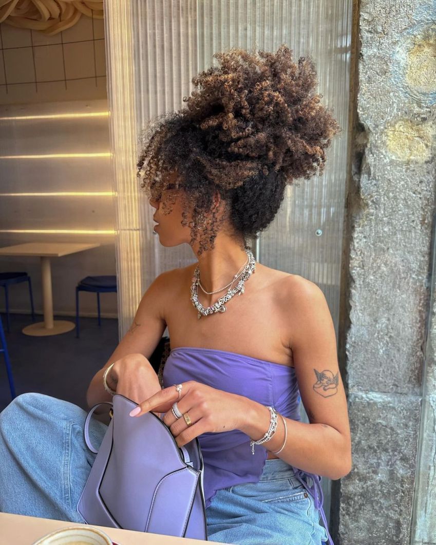 Looks com toque de cor para o Dia dos Namorados / Reprodução/Amaka Hamelijnck/Instagram