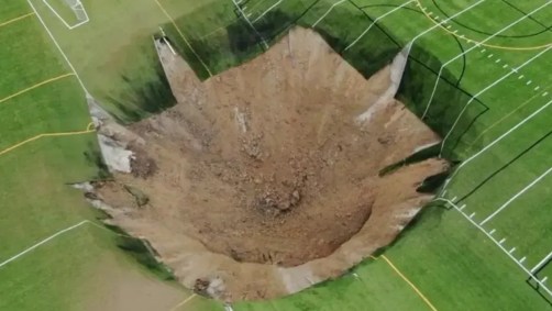 Cratera se abriu no meio de campo de futebol nos Estados Unidos