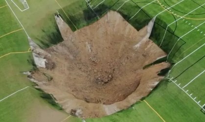 Cratera se abriu no meio de campo de futebol nos Estados Unidos