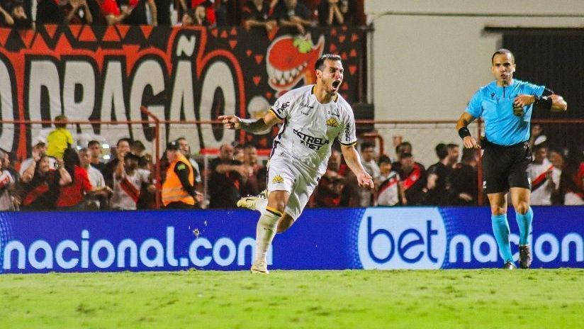 Jogador do Criciúma comemora gol na virada sobre o Atlético-GO
