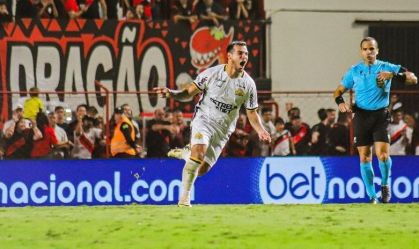 Jogador do Criciúma comemora gol na virada sobre o Atlético-GO