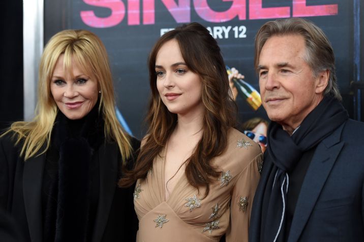 Melanie Griffith, Dakota Johnson, e Don Johnson na première de "Como Ser Solteira", em 2015 / Jamie McCarthy/Getty Images
