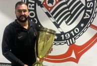 Corinthians: Danilo é homenageado e entra para calçada da fama