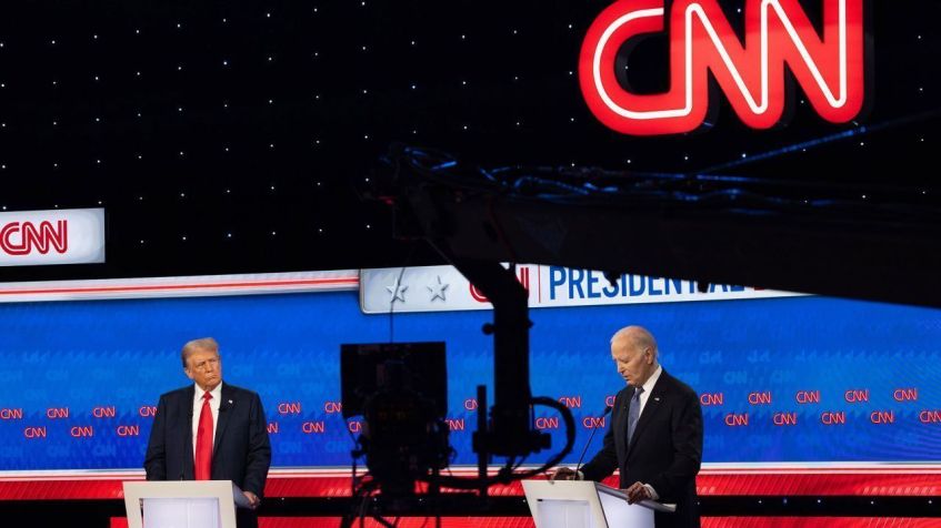 Não foram permitidos adereços ou notas pré-escritas no palco. Os candidatos receberam uma caneta, um bloco de papel e uma garrafa de água. / Austin Steele/CNN