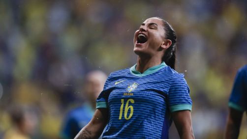 Debinha comemora gol sobre a Jamaica em amistoso