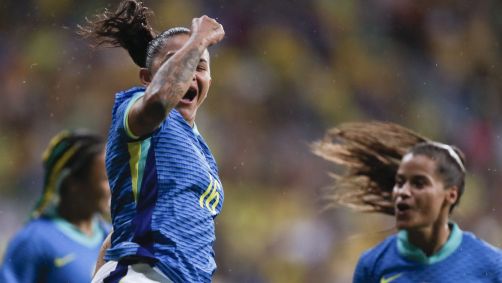 Debinha comemora gol sobre a Jamaica em amistoso