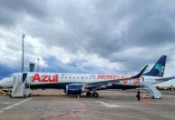 Com logo vermelha, Azul lança avião com Caprichoso e Garantido
