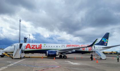 Azul pinta logo de vermelho