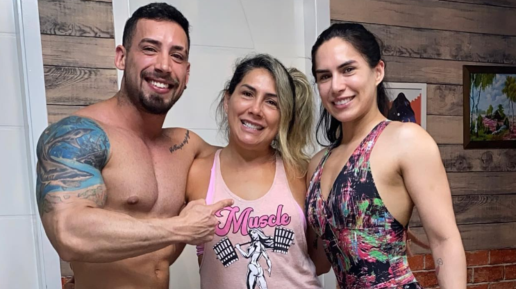 Djidja Cardoso com o irmão, Ademar, e Cleusimar, sua mãe - Reprodução/Redes Sociais