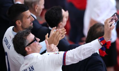 Na torcida: Djokovic acompanha jogo da Sérvia na Eurocopa; veja