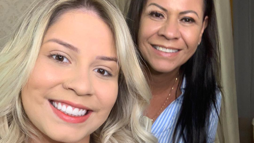 Conhecida como Dona Ruth nas redes sociais, a mãe de Marília Mendonça é casada com o Devyd Fabricio, com quem celebrou a união em 2018