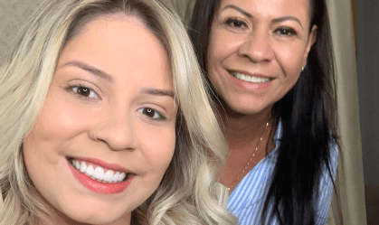 Conhecida como Dona Ruth nas redes sociais, a mãe de Marília Mendonça é casada com o Devyd Fabricio, com quem celebrou a união em 2018