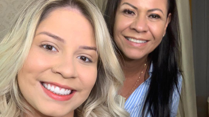 Conhecida como Dona Ruth nas redes sociais, a mãe de Marília Mendonça é casada com o Devyd Fabricio, com quem celebrou a união em 2018