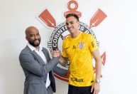 Corinthians anuncia renovação com goleiro