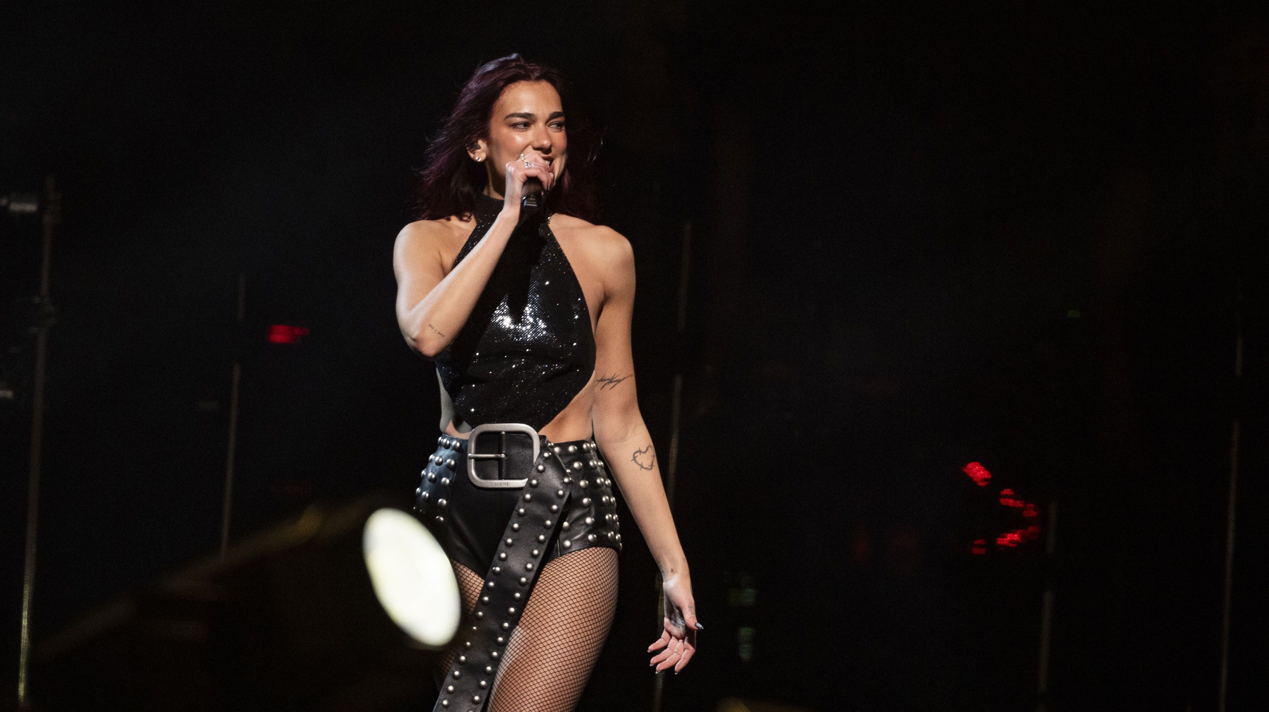 Dua Lipa foi a headliner do Pyramid Stage do Glastonbury na sexta-feira (28)