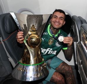 Dudu comemora a conquista do Campeonato Brasileiro após jogo contra o Cruzeiro no Mineirão