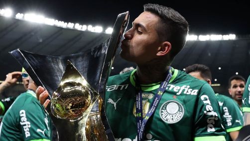 Dudu comemora a conquista do Campeonato Brasileiro após jogo contra o Cruzeiro no Mineirão