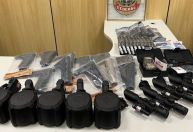 Dupla é presa ao tentar retirar acessórios para armas em agência dos Correios no Rio