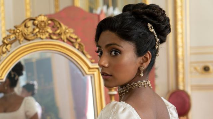 Edwina Sharma com o coque imperial / Reprodução/ Netflix