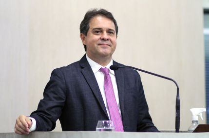 Evandro Leitão veste terno preto, gravata rosa e camiseta branca. É branco e tem cabelo castanho claro.
