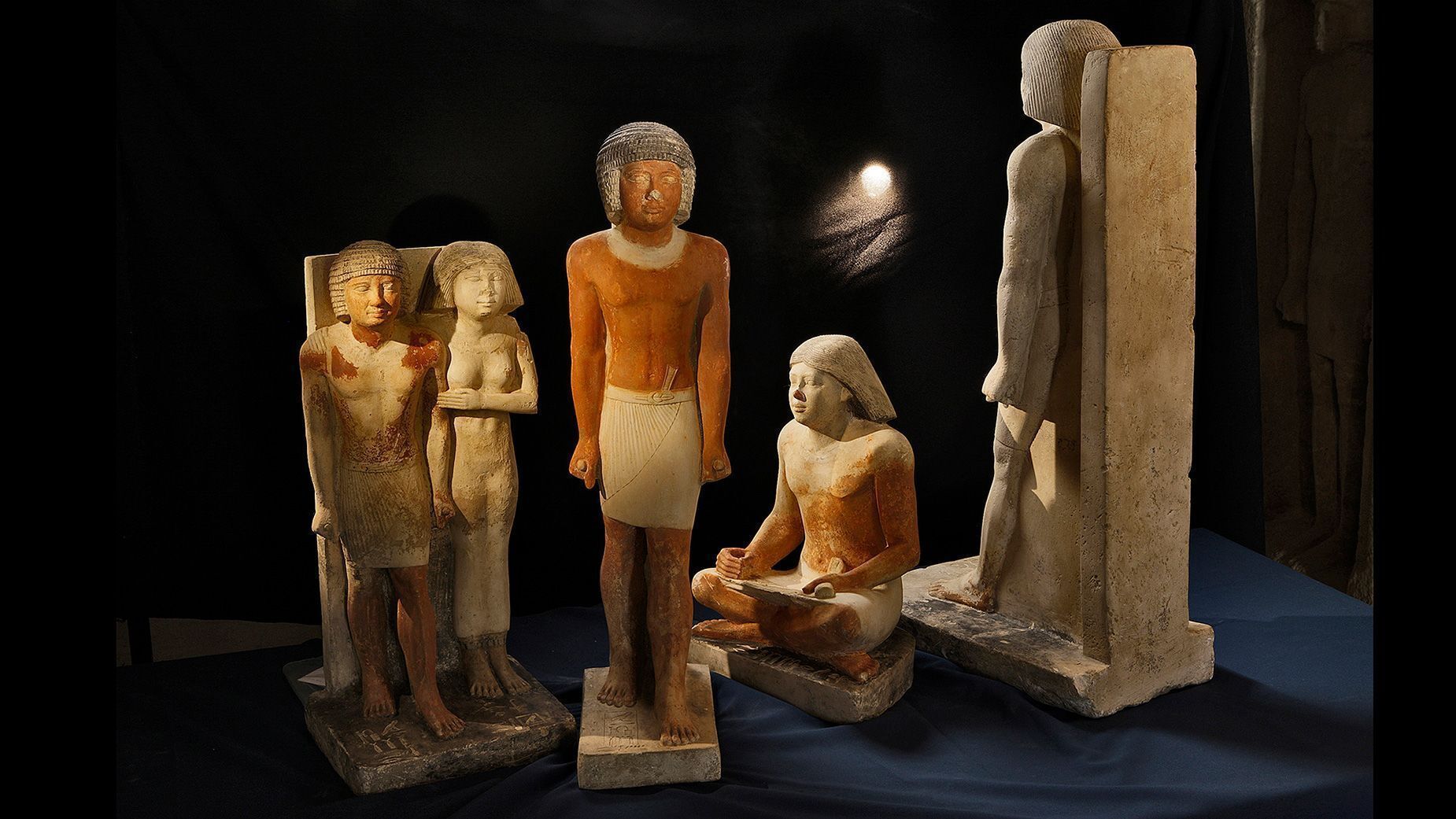 Estátuas retratam o alto dignitário e escriba Nefer e sua esposa em Abusir, Egito