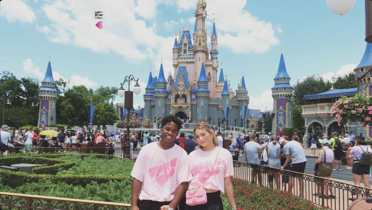 Endrick e a namorada Gabriely Miranda em parque da Disney / Reprodução/Instagram Gabriely Miranda