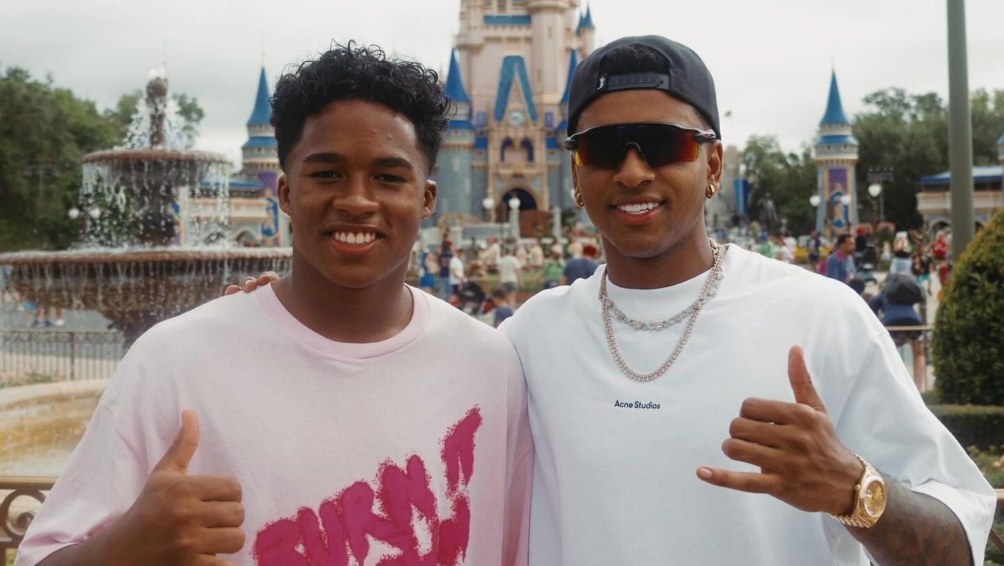 Endrick e Rodrygo no parque Magic Kingdom, da Disney