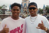 Endrick visita Disney com mãe, namorada e Rodrygo, do Real Madrid; veja fotos
