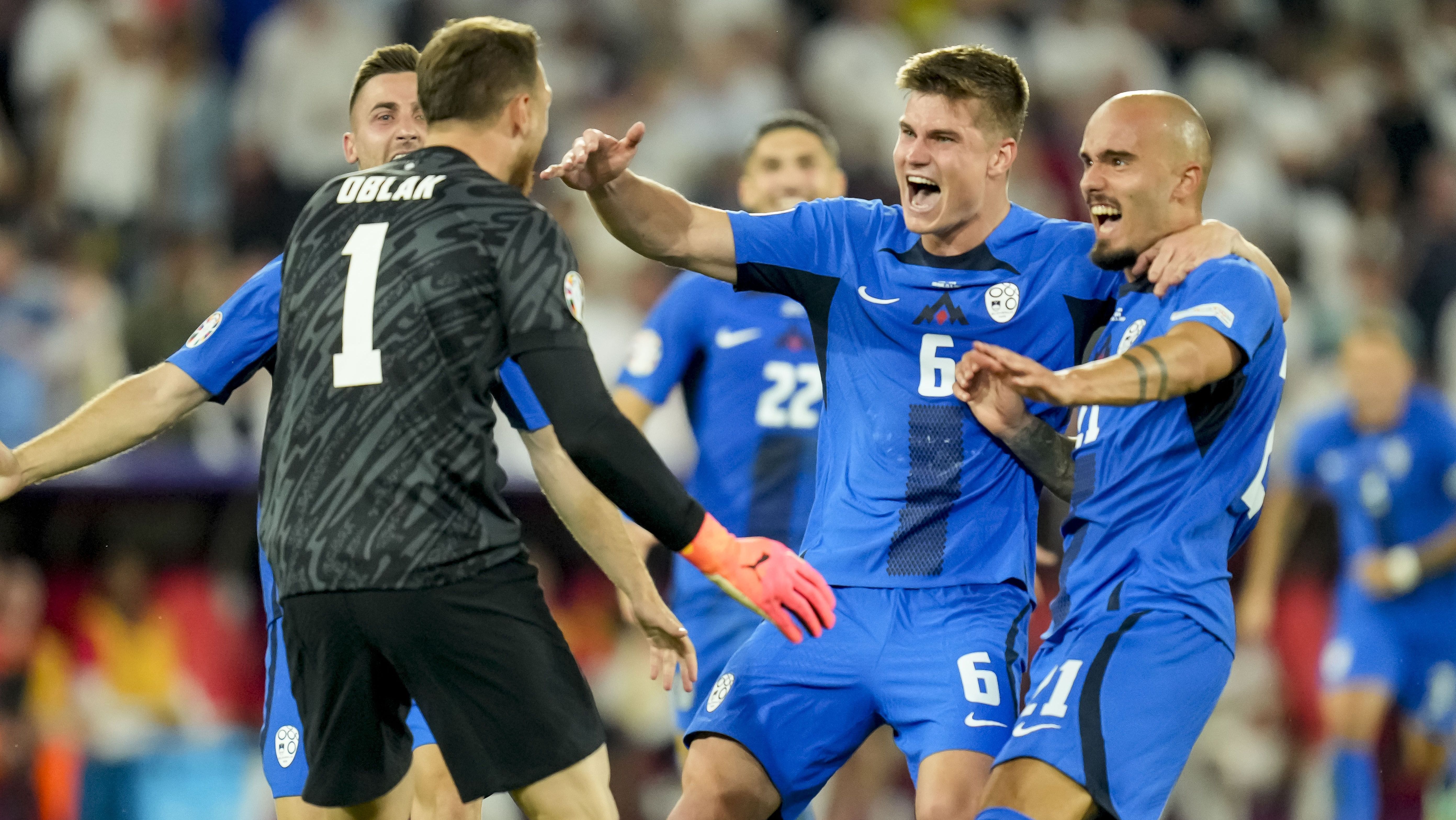 Jogadores da Eslovênia comemoram classificação histórica na Eurocopa